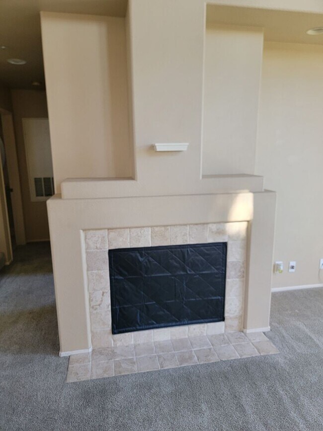 Building Photo - 2 BD/2 BATH