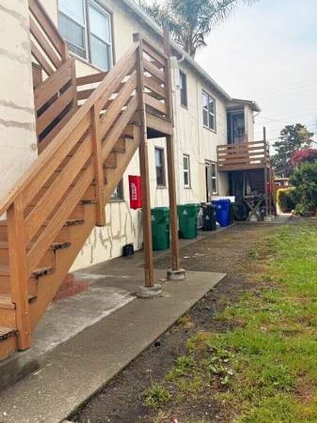 Building Photo - 2Bed - Sunny apartment right at El Cerrito...