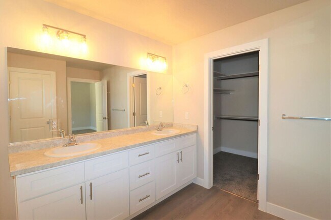 Building Photo - Brand New 3 bedroom Townhome In Cedar City...