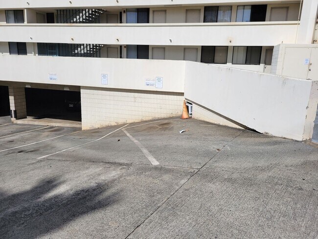 Building Photo - Kulanui Hale - 1 bedroom, 1 bath Unit w/ 1 dedicated parking
