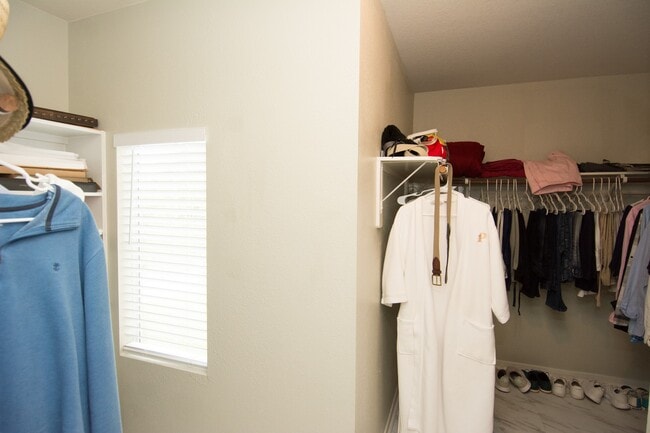 Building Photo - 16933 Scenic Knoll