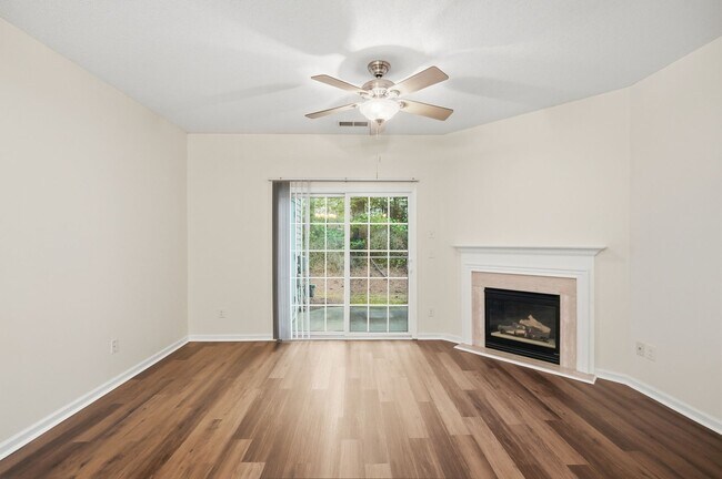 Building Photo - Beautiful Matthews Townhome with Updated Interior & Community Pool