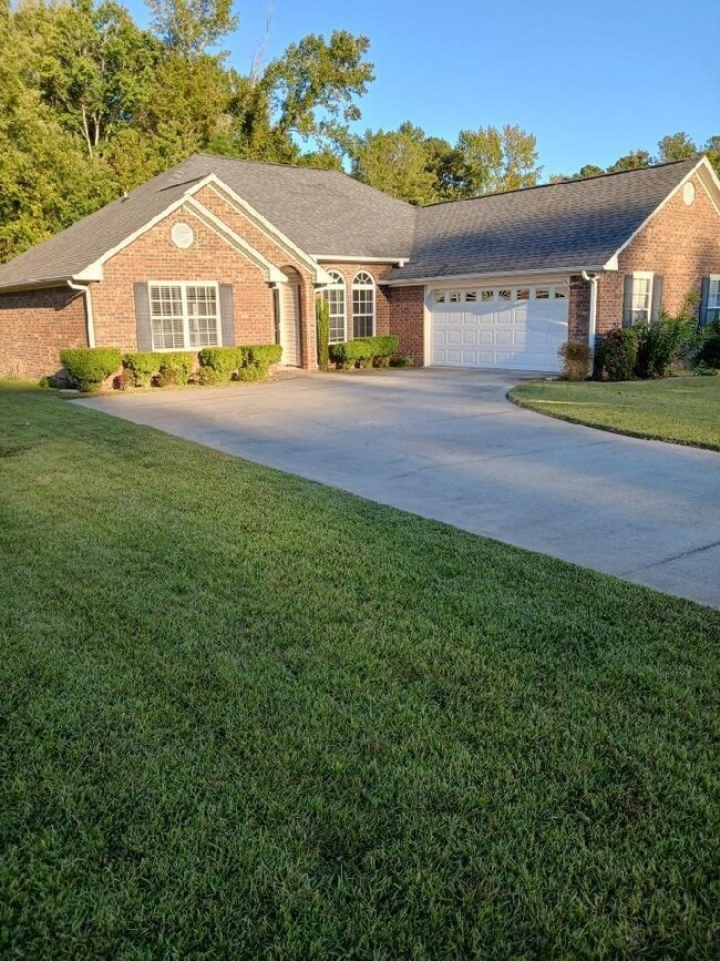 Building Photo - 2105 Hobbit Way