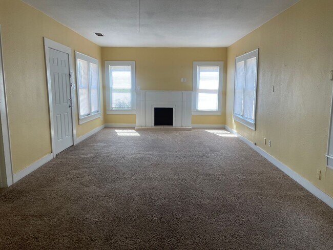 Building Photo - Two Bedroom Two Bathroom Home w/ a BONUS Room