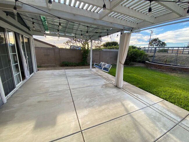 Building Photo - Updated 3 Bedroom Cypress House w/ 2 Car G...