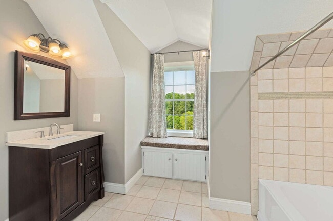 Building Photo - Charming 2 Bed / 3 Bath Home for Rent in Clyde, NC!