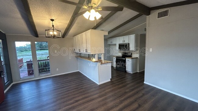 Building Photo - 537 Tamarack Dr