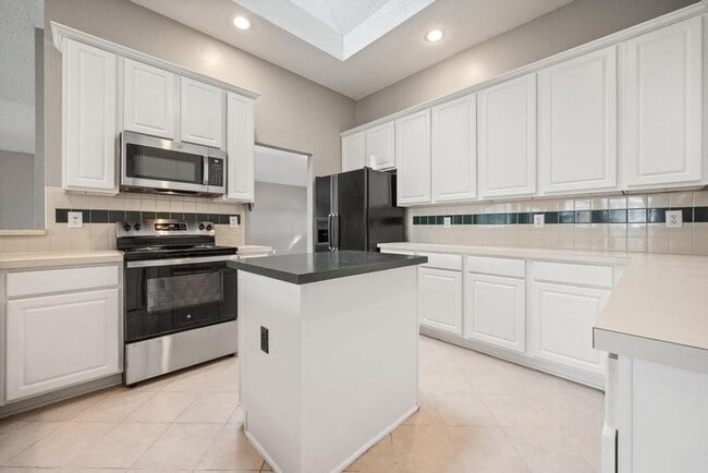 Building Photo - 7700 Glenoaks Dr
