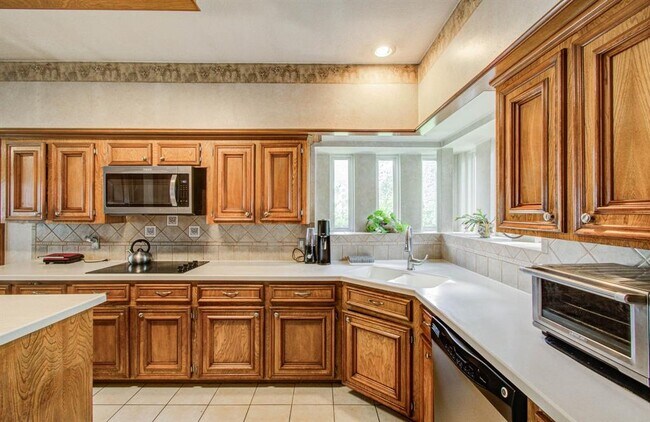 Building Photo - 18307 Forest Elms Dr