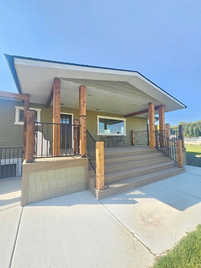 Primary Photo - Country Living in Melba - Multi-Generational Home