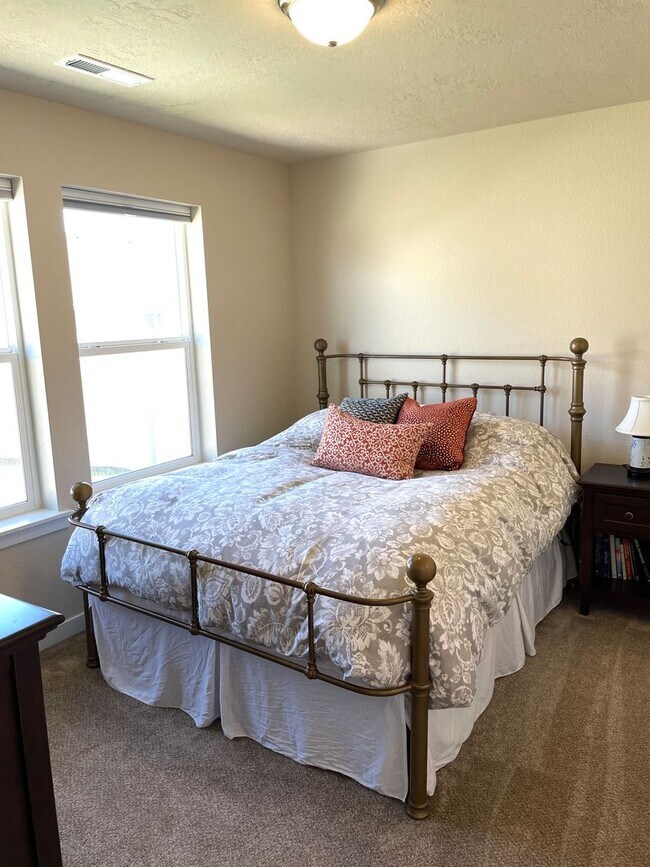 Building Photo - Beautiful 3-Bedroom Home