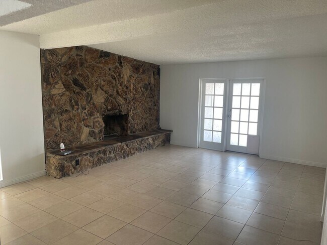 Building Photo - Classic 3Bed/2Bath single story home located near Boulder Highway