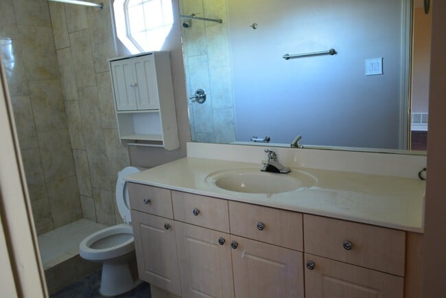 Building Photo - Under repair!