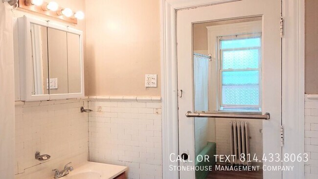 Building Photo - 422 West 10-3