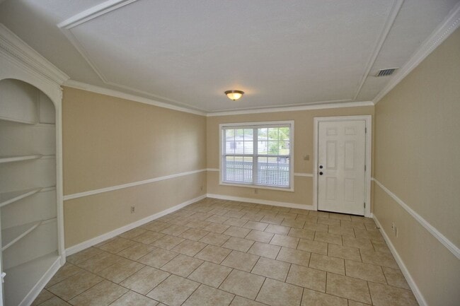 Building Photo - 323 Elm Dr