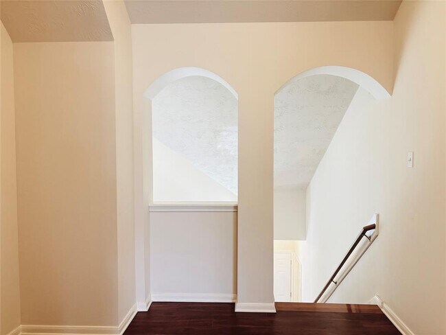 Building Photo - 1803 Stoneleigh Ct