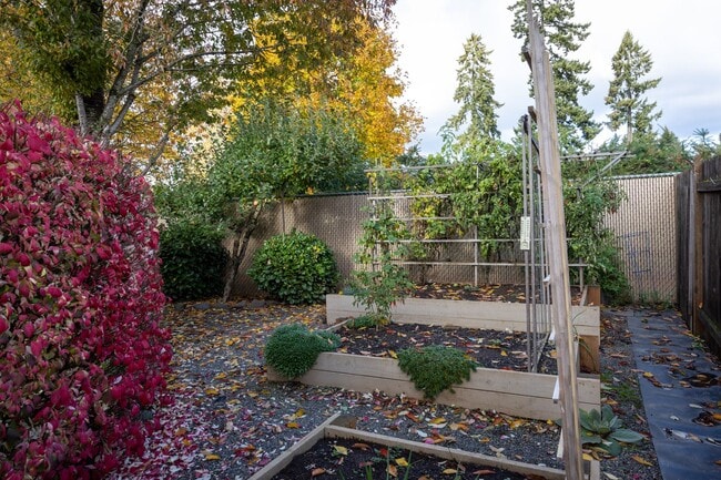 Building Photo - Three bedroom home with a bonus room and Air Conditioning - Built in 2000