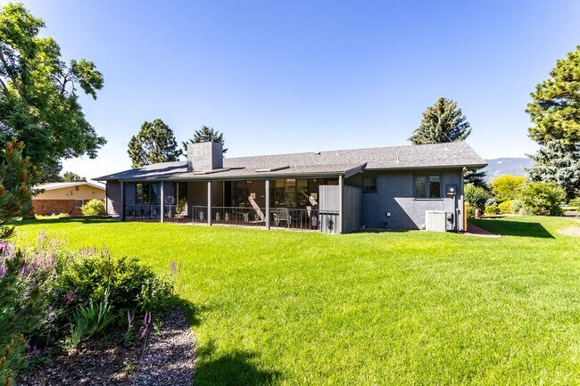 Building Photo - Ranch Style Home Located inside Kissing Camels!
