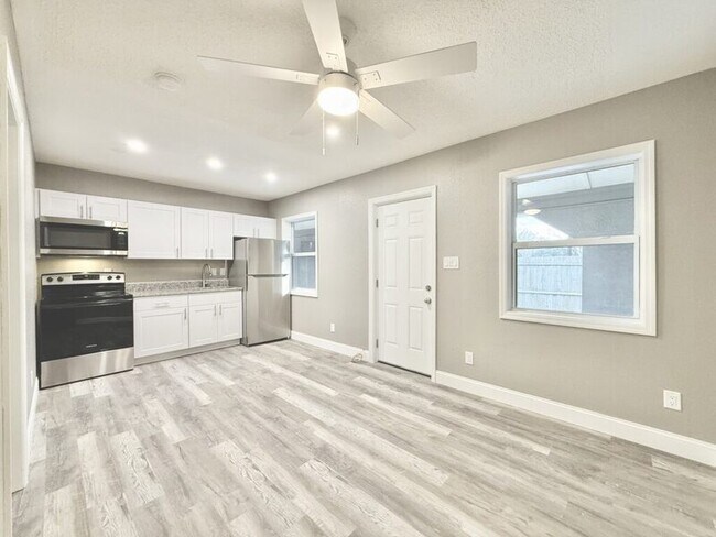 Building Photo - 932 22nd St S