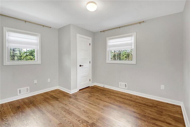 Building Photo - 2692 Rockcliff Rd SE