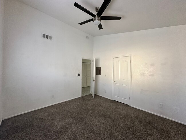 Building Photo - Beautiful 2 Master Bedroom Townhouse!!