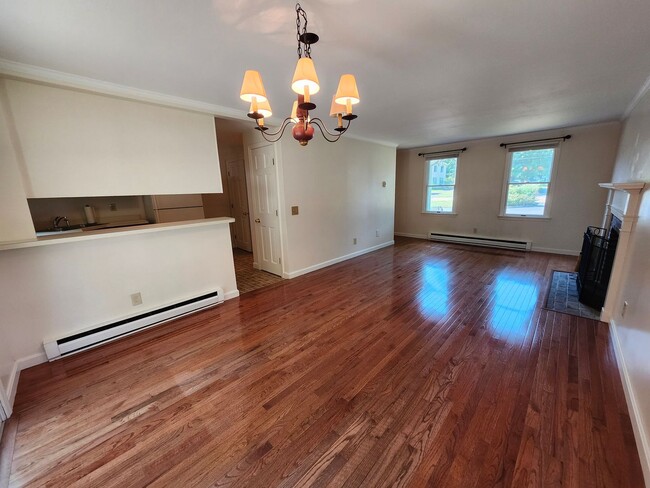 Building Photo - Newton Manor 3 Bedroom Townhome