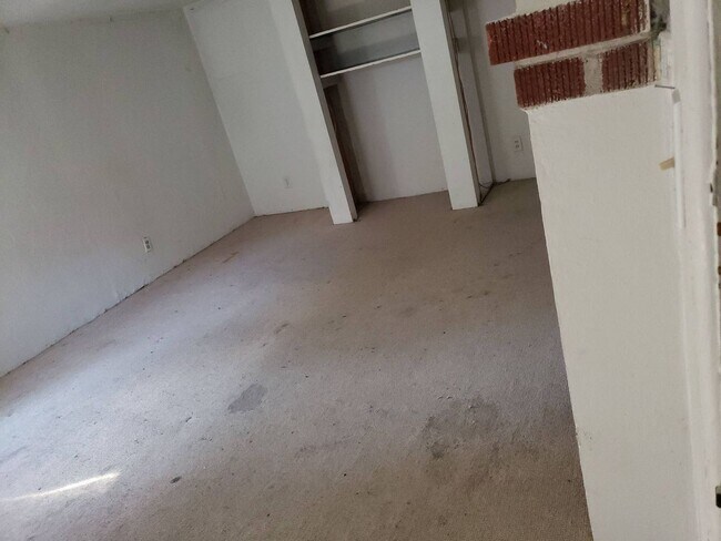 Building Photo - 1005 NE D St