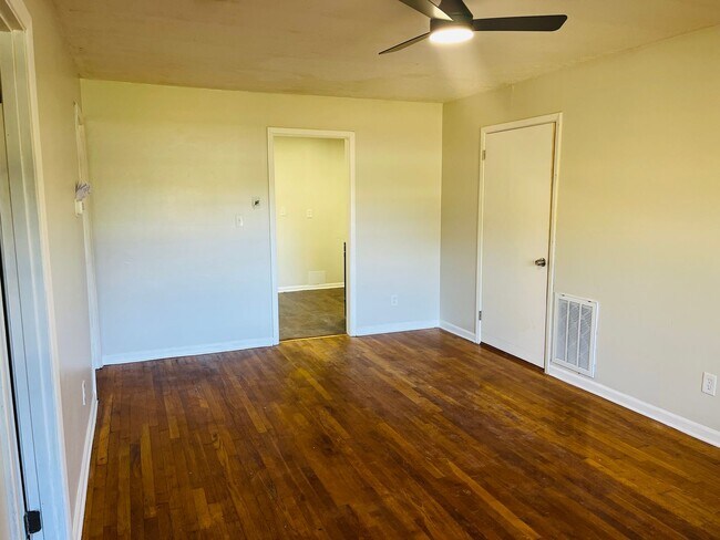 Building Photo - 531 Locke St