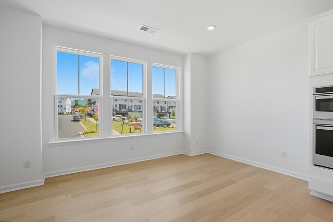 Building Photo - Brand-new three-story townhome in the Univ...