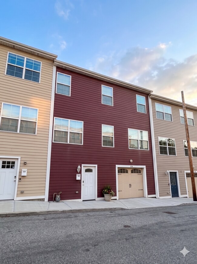 Building Photo - Modern 3-Level North Side Townhome with Garage