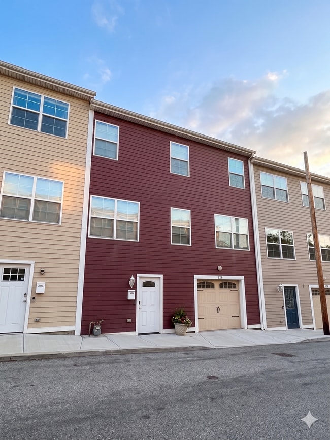 Building Photo - Modern Townhome with Garage/Central Air
