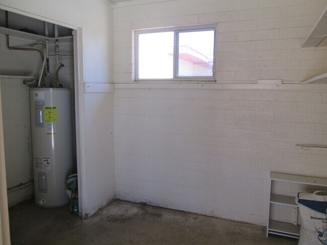 Building Photo - Tempe 4 Bed 2 Bath Includes Pool & Landscaping - Great Location