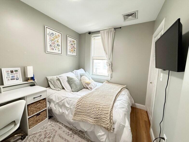 Building Photo - 195 W 3rd St