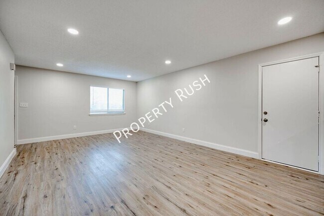 Building Photo - 2323 Green Forest Dr