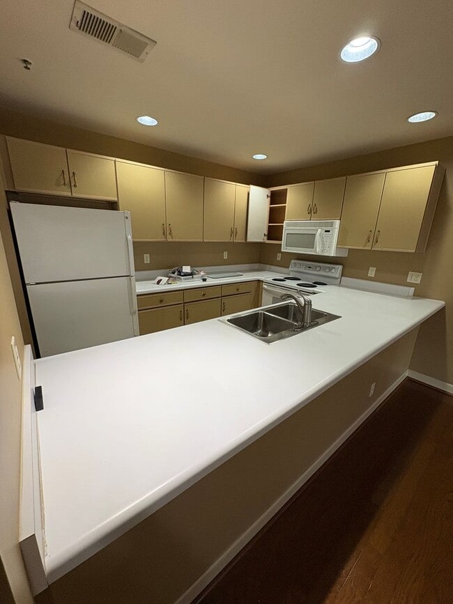 Building Photo - Plaza Pavilion 1 Bed / 1 Bath Condo | HOA w/Most Utilities Included | Garage Parking & Balcony