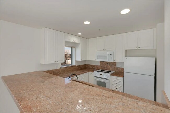 Kitchen - 321 10th Ave S