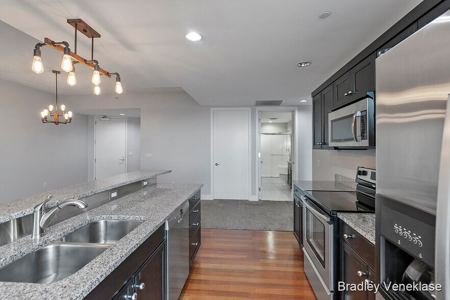 Kitchen - 335 Bridge St NW