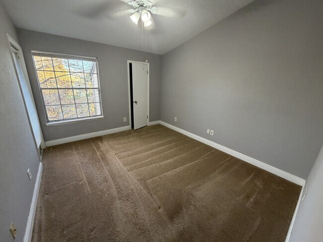 Building Photo - 1940 Lake Atriums Cir