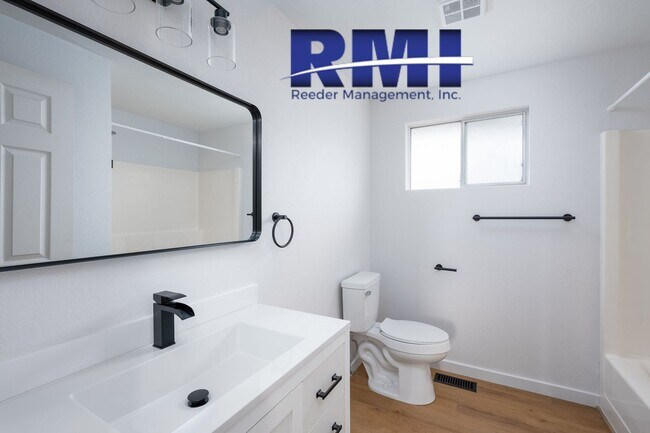 Building Photo - Charming 3 Bedroom 1.5 bathroom home awaits!