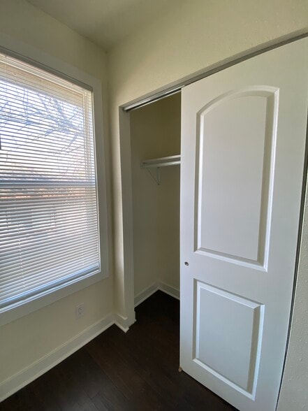 Building Photo - 206 Blair N St