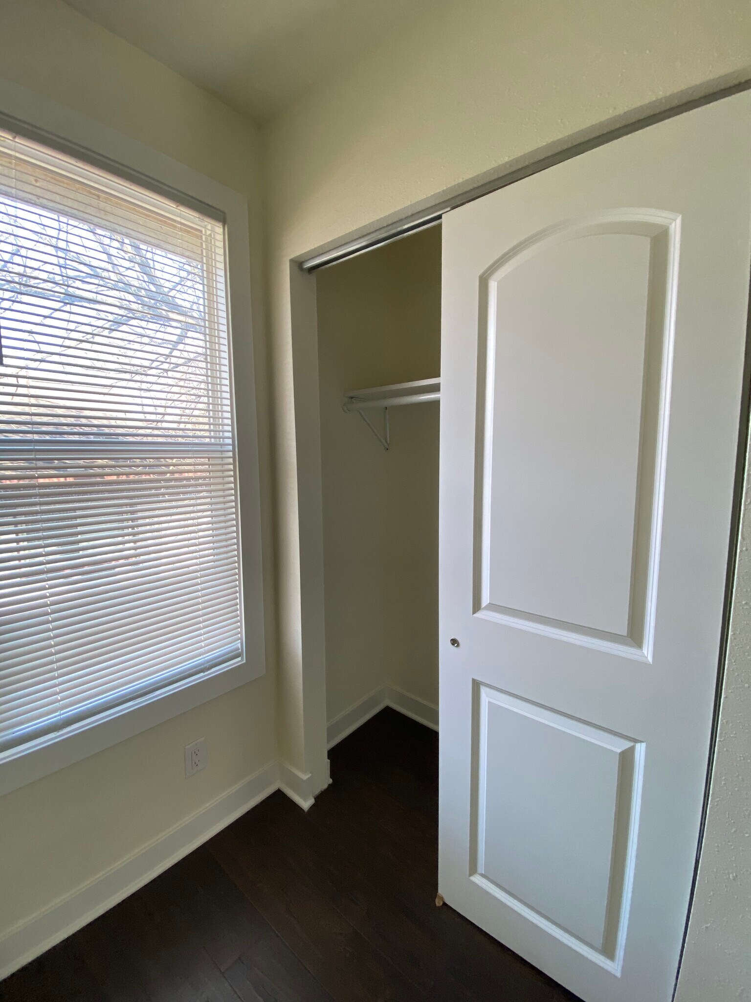 Building Photo - 206 Blair N St