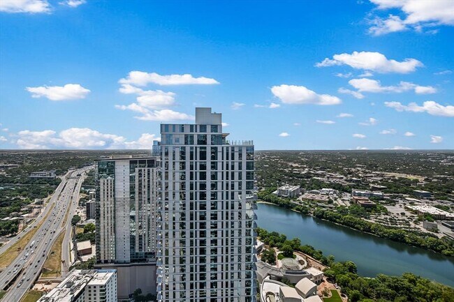 Building Photo - 610 Davis St