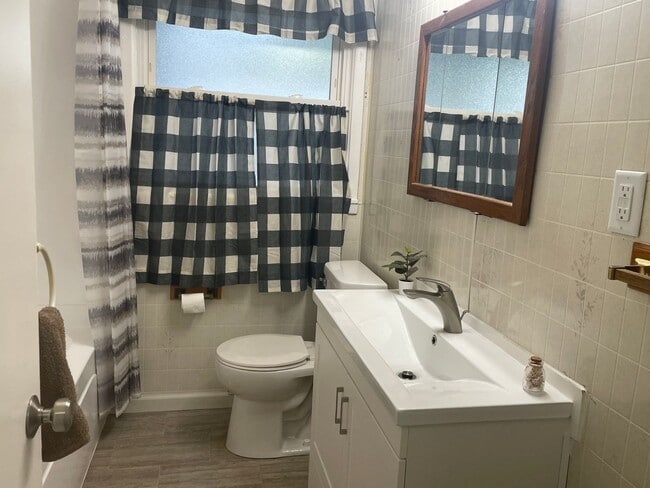 Building Photo - FRESH START ALERT – Springfield Rental!: 3...