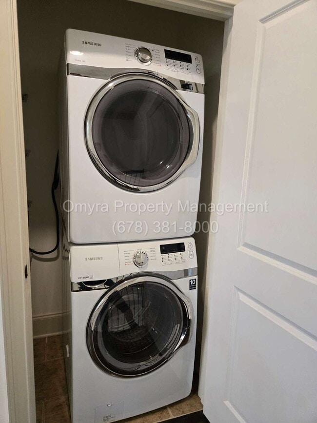Building Photo - Gorgeous Townhouse near Ansley Mall!