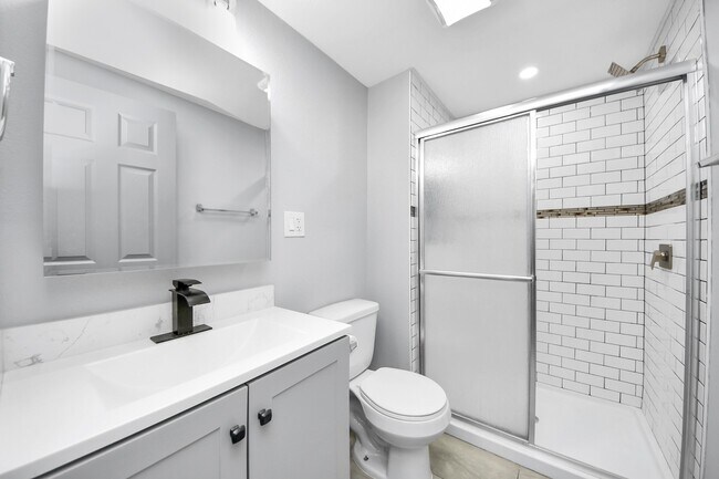 Building Photo - 5738 Kenilwood Dr
