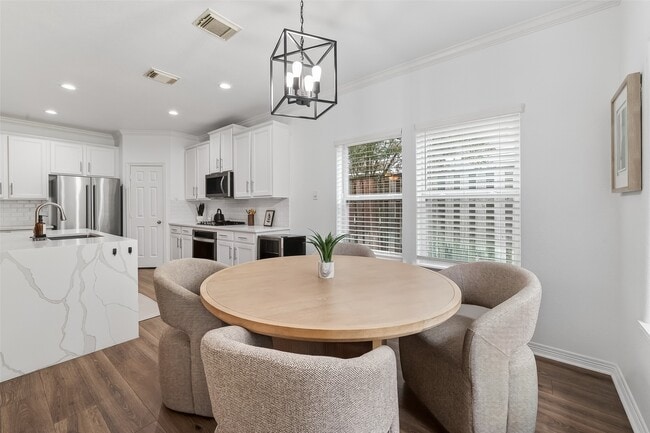 Building Photo - 66 S Longsford Cir