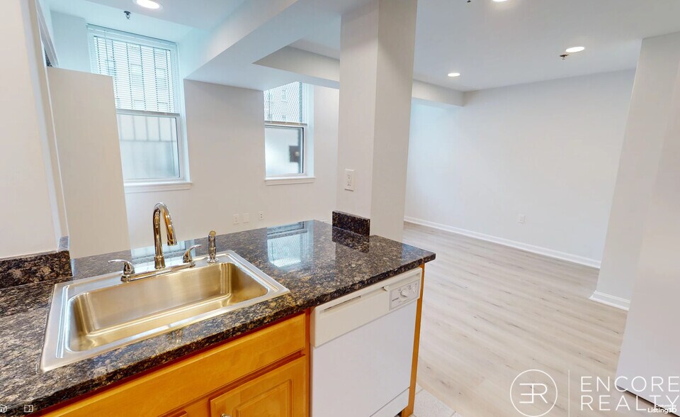 Building Photo - 28 Queensberry St