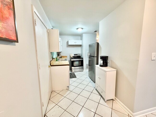 Building Photo - Home near downtown Savannah, Ga!! large fenced in backyard!!