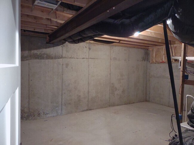 Building Photo - $300 OFF THE FIRST FULL MONTH's RENT!!! Su...