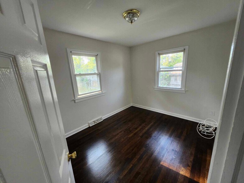 Building Photo - 126 Green Acres Ave